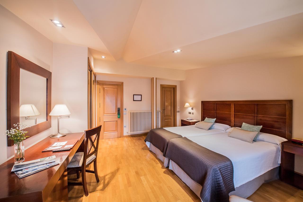 Hotel Villa Virginia Sabinanigo Ngoại thất bức ảnh